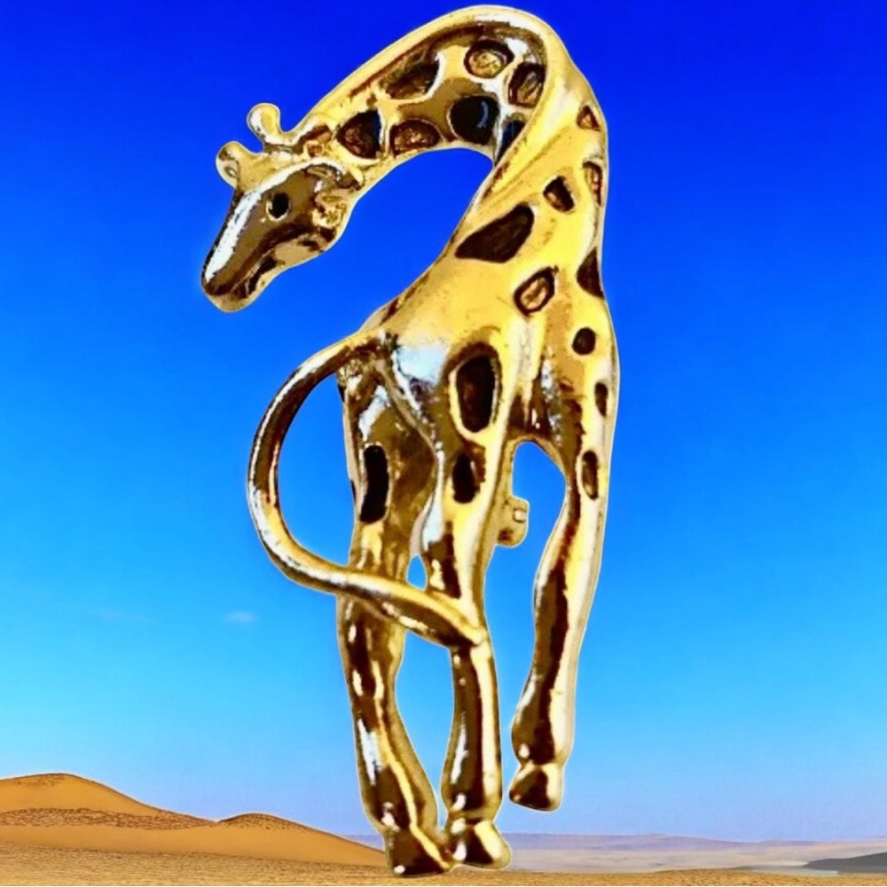 GIRAFFE Goldtone Pin Brooch with Inlaid Brown Stones Fashion Jewelry